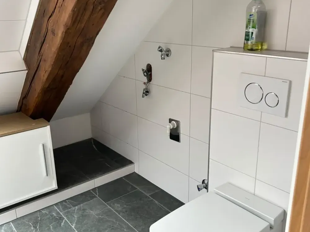 Erstbezug nach Modernisierung: Helle 3-Zimmer-Dachgeschosswohnung mit zwei Balkonen