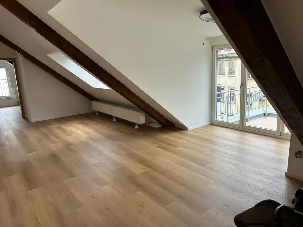 Erstbezug nach Modernisierung: Helle 3-Zimmer-Dachgeschosswohnung mit zwei Balkonen