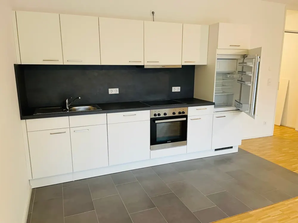 Large 1-Room Apartment with Loggia and Built-In Kitchen