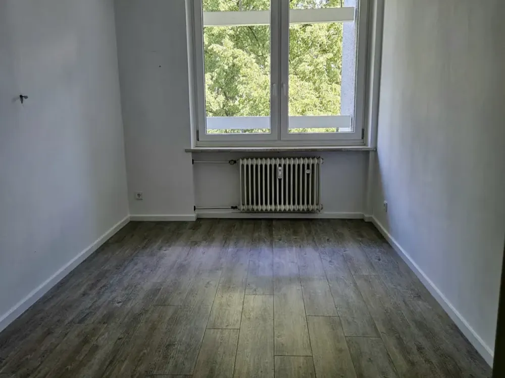 منزل بثلاث غرف، غرفة ورشة إضافية وشرفتان في Unterhaching