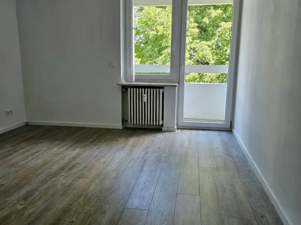 منزل بثلاث غرف، غرفة ورشة إضافية وشرفتان في Unterhaching