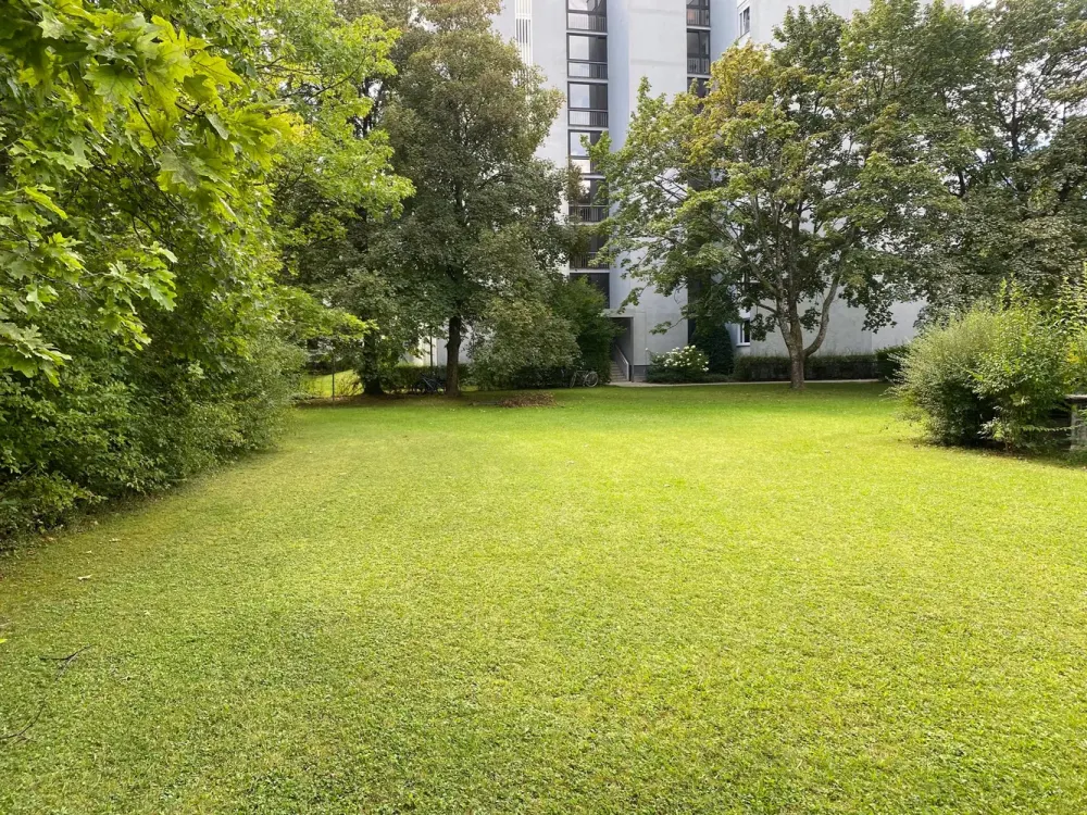 منزل بثلاث غرف، غرفة ورشة إضافية وشرفتان في Unterhaching