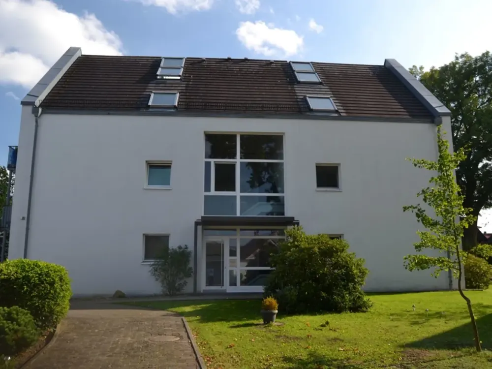 شقة طابقية مشرقة مكونة من 3 غرف على حافة الحقول مع شرفتين