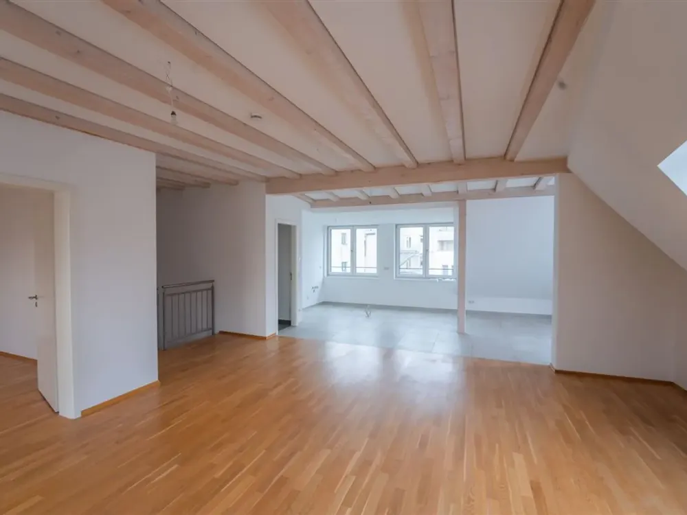 Zentrum-Südost! | Wunderschöne 5 Zi.- Whg. | Parkett | 2 Bäder | Gäste WC | AK| Dachterrasse