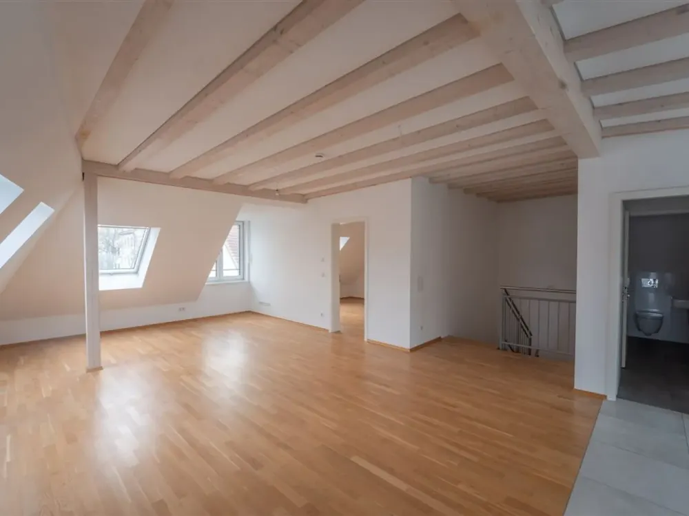 Zentrum-Südost! | Wunderschöne 5 Zi.- Whg. | Parkett | 2 Bäder | Gäste WC | AK| Dachterrasse
