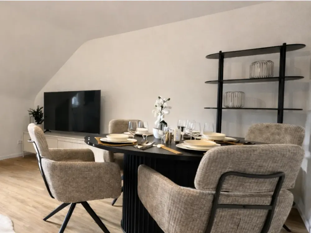 ERSTBEZUG NACH SANIERUNG UND MÖBLIERUNG: MODERNE 3-ZIMMER-WOHNUNG