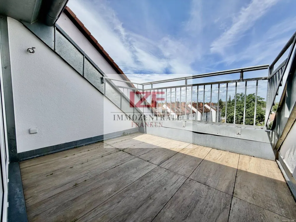 Über den Dächern von Nürnberg: 2-Zimmer-Dachgeschosswohnung mit Kamin, Dachloggia & Weitblick