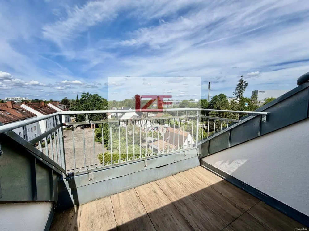 Über den Dächern von Nürnberg: 2-Zimmer-Dachgeschosswohnung mit Kamin, Dachloggia & Weitblick