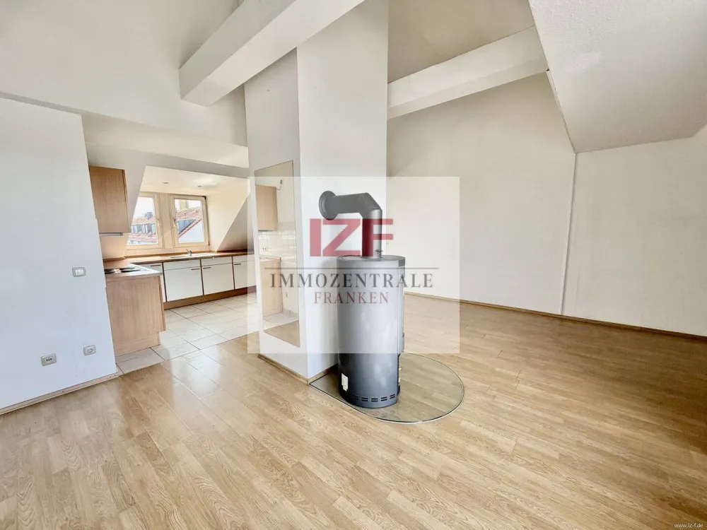 Über den Dächern von Nürnberg: 2-Zimmer-Dachgeschosswohnung mit Kamin, Dachloggia & Weitblick
