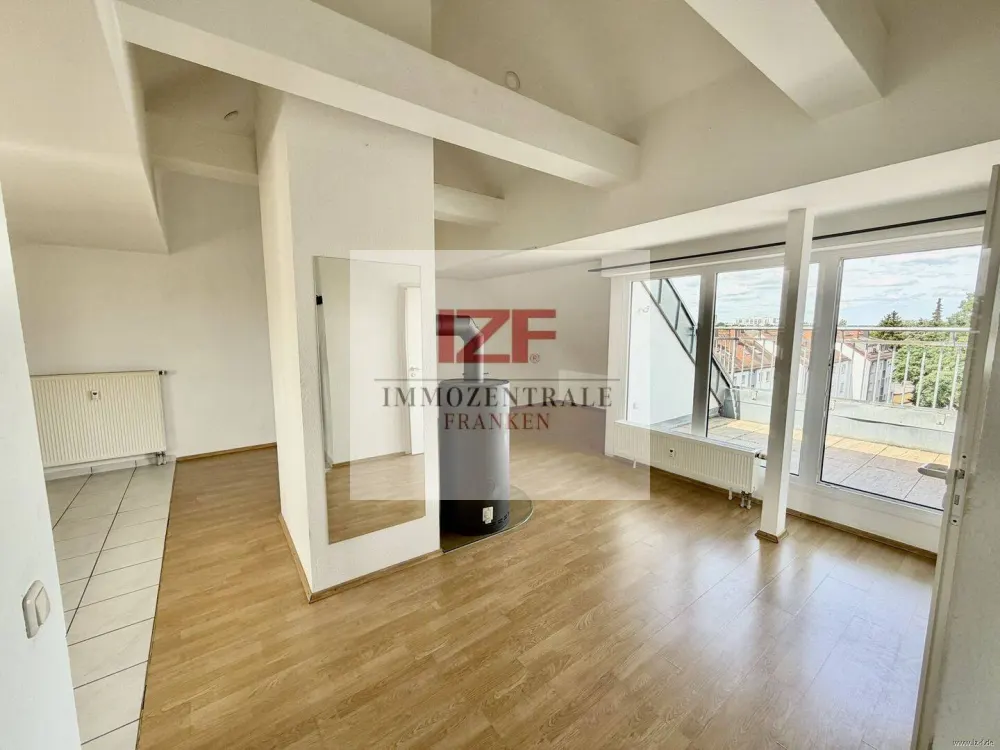 Über den Dächern von Nürnberg: 2-Zimmer-Dachgeschosswohnung mit Kamin, Dachloggia & Weitblick