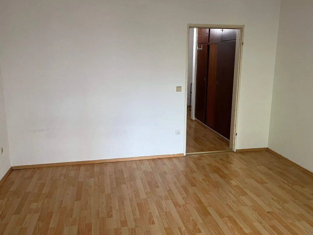 1 ZW mit separater Küche, Einbauküche, Balkon, 1. OG mit Aufzug - Stellplatz/kleine Garage im Innenhof optional möglich