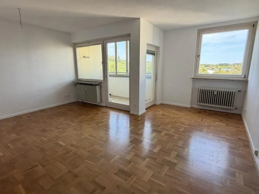 Frisch renovierte 2-Zimmer-Wohnung mit TG, Keller und Balkon