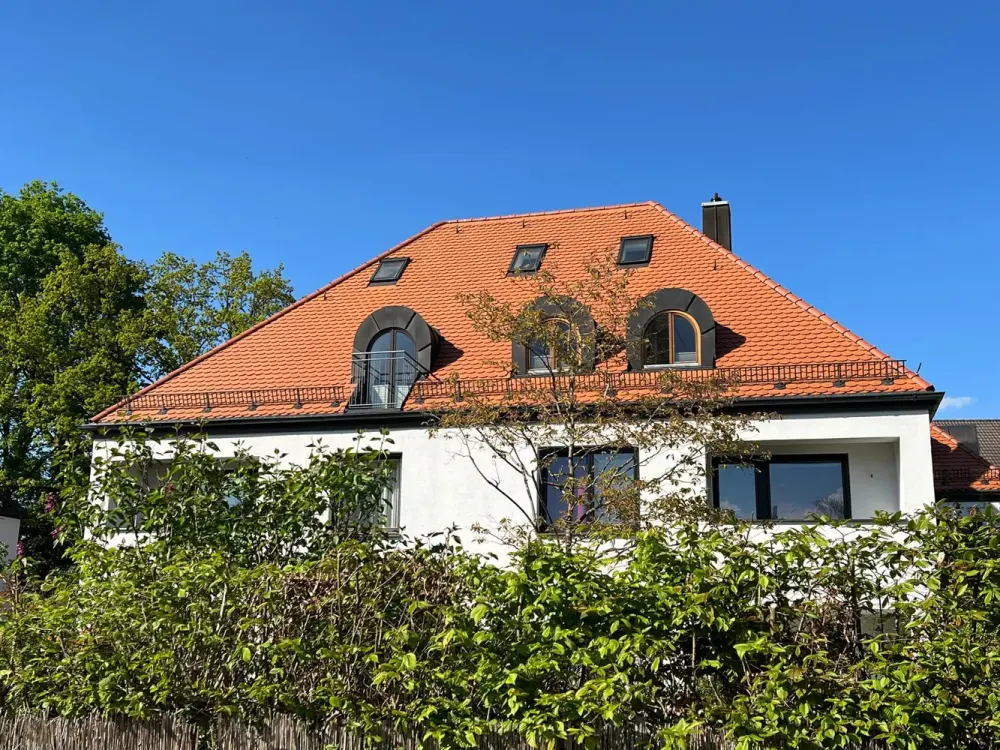 LICHTDURCHFLUTETE UND GROSSFLÄCHIGE GALERIE-WOHNUNG MIT DACHTERRASSE