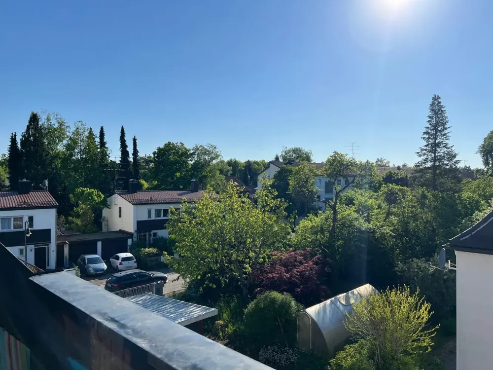 LICHTDURCHFLUTETE UND GROSSFLÄCHIGE GALERIE-WOHNUNG MIT DACHTERRASSE