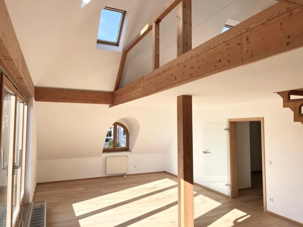 LICHTDURCHFLUTETE UND GROSSFLÄCHIGE GALERIE-WOHNUNG MIT DACHTERRASSE