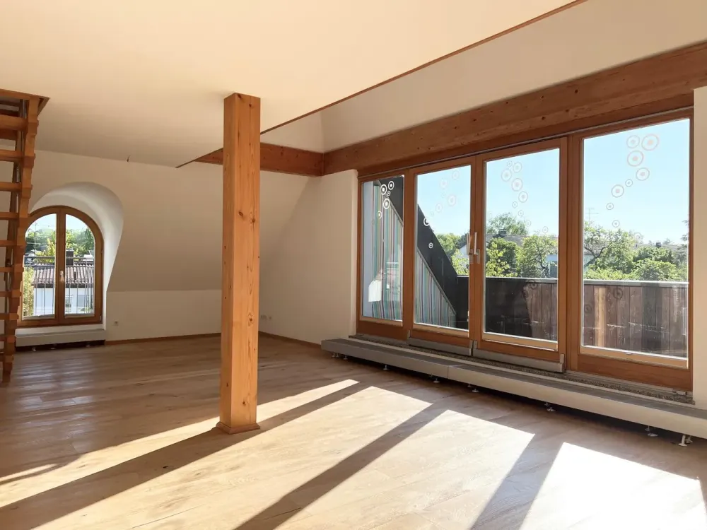 LICHTDURCHFLUTETE UND GROSSFLÄCHIGE GALERIE-WOHNUNG MIT DACHTERRASSE