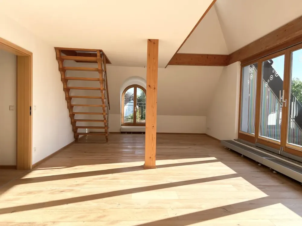 LICHTDURCHFLUTETE UND GROSSFLÄCHIGE GALERIE-WOHNUNG MIT DACHTERRASSE
