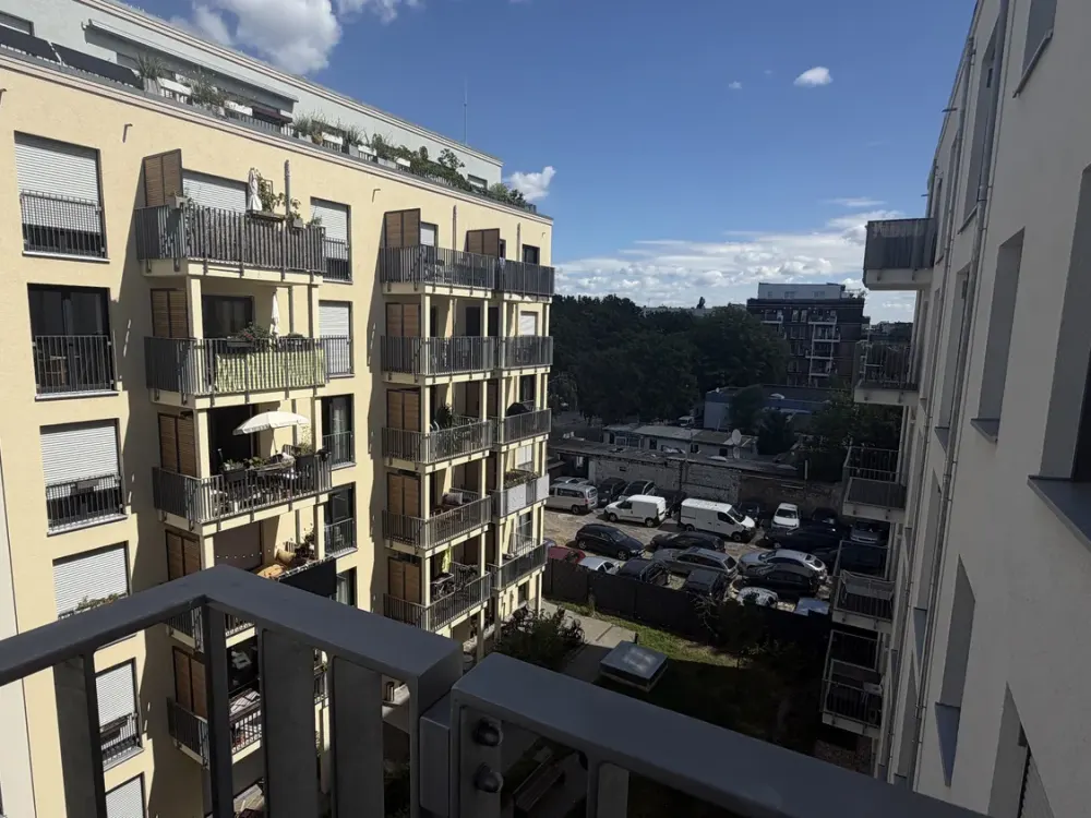 Teilmöblierte Zwei-Zimmer-Wohnung in Berlin-Mitte zu vermieten.