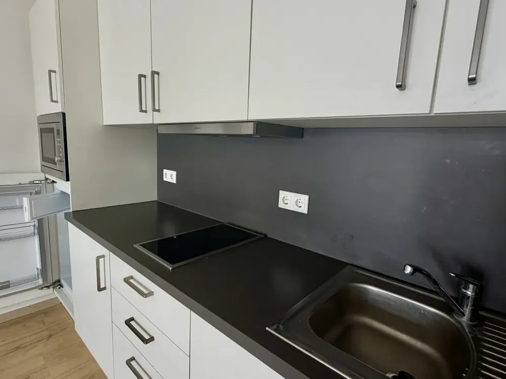 Teilmöblierte Zwei-Zimmer-Wohnung in Berlin-Mitte zu vermieten.