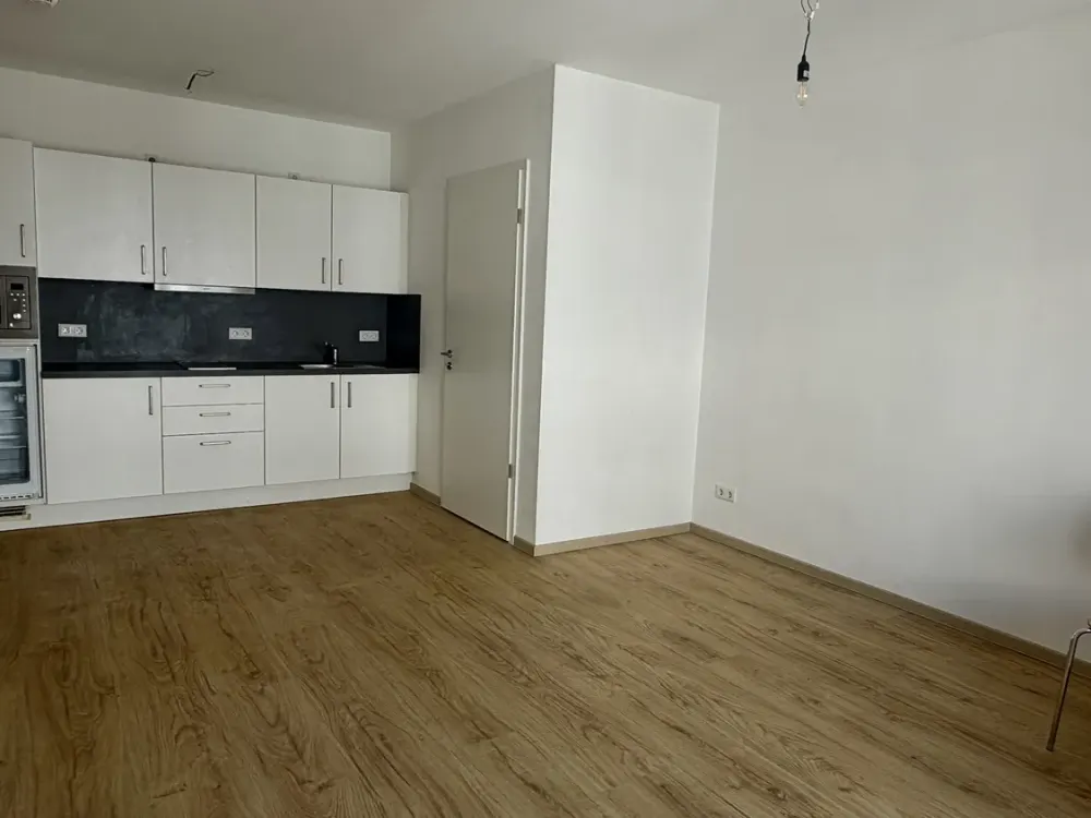 Teilmöblierte Zwei-Zimmer-Wohnung in Berlin-Mitte zu vermieten.