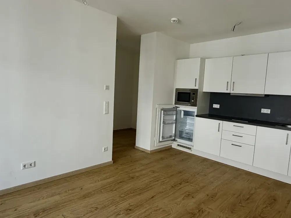 Teilmöblierte Zwei-Zimmer-Wohnung in Berlin-Mitte zu vermieten.