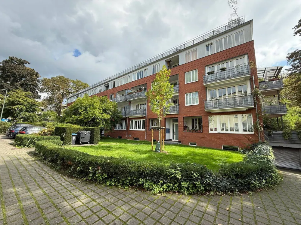 Frisch renoviert & sofort frei: Helle DG-Wohnung in D'dorf-Benrath mit Loggia