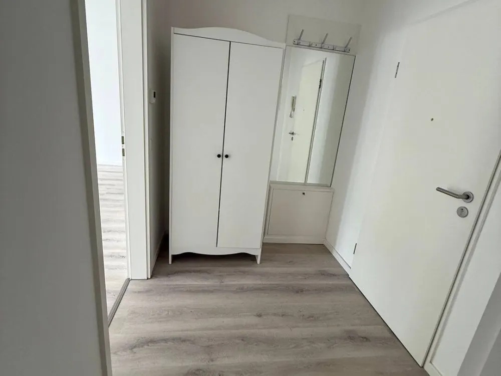 Frisch renoviert & sofort frei: Helle DG-Wohnung in D'dorf-Benrath mit Loggia