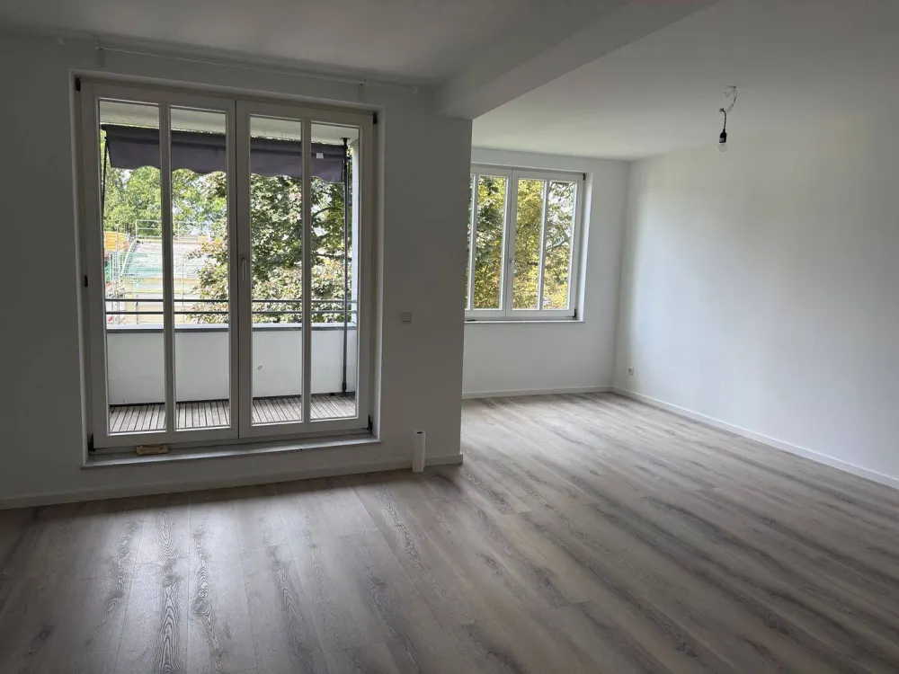 Frisch renoviert & sofort frei: Helle DG-Wohnung in D'dorf-Benrath mit Loggia