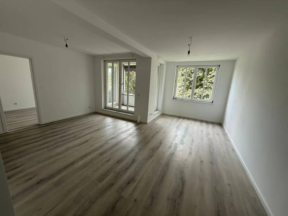Frisch renoviert & sofort frei: Helle DG-Wohnung in D'dorf-Benrath mit Loggia