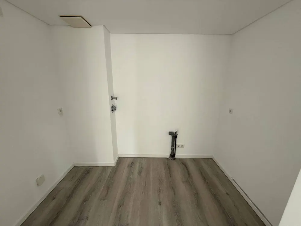 Frisch renoviert & sofort frei: Helle DG-Wohnung in D'dorf-Benrath mit Loggia
