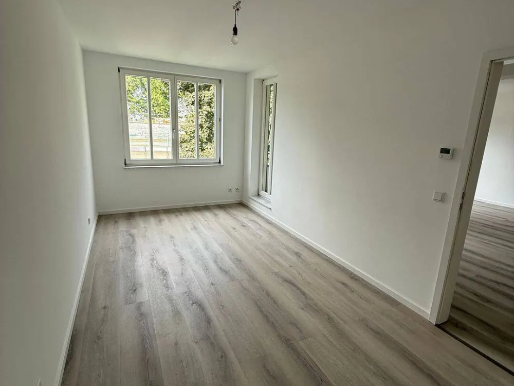 Frisch renoviert & sofort frei: Helle DG-Wohnung in D'dorf-Benrath mit Loggia