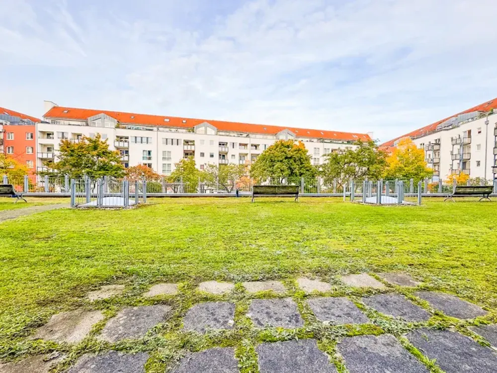 Teilsanierte 3-Raum-Wohnung * Balkon * Bad mit Wanne + WM-Anschluss * TG-Stellplatz * Aufzug * TOP