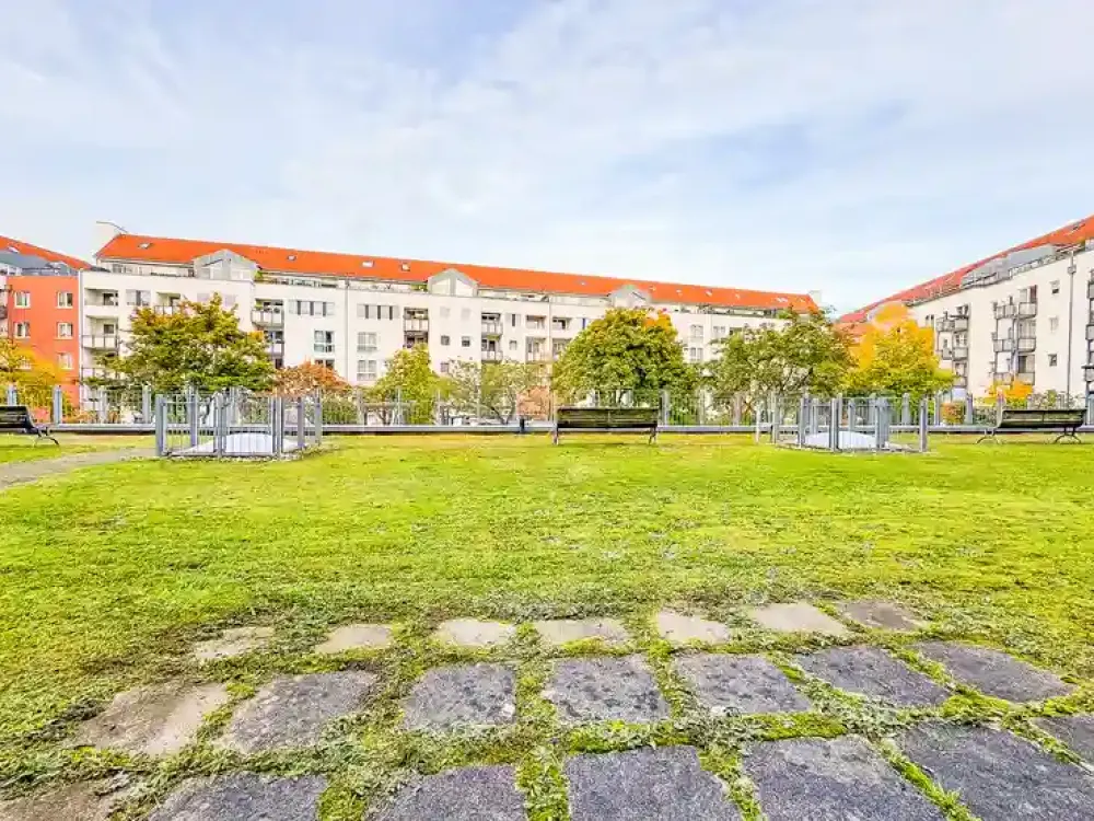 Teilsanierte 3-Raum-Wohnung * Balkon * Bad mit Wanne + WM-Anschluss * TG-Stellplatz * Aufzug * TOP