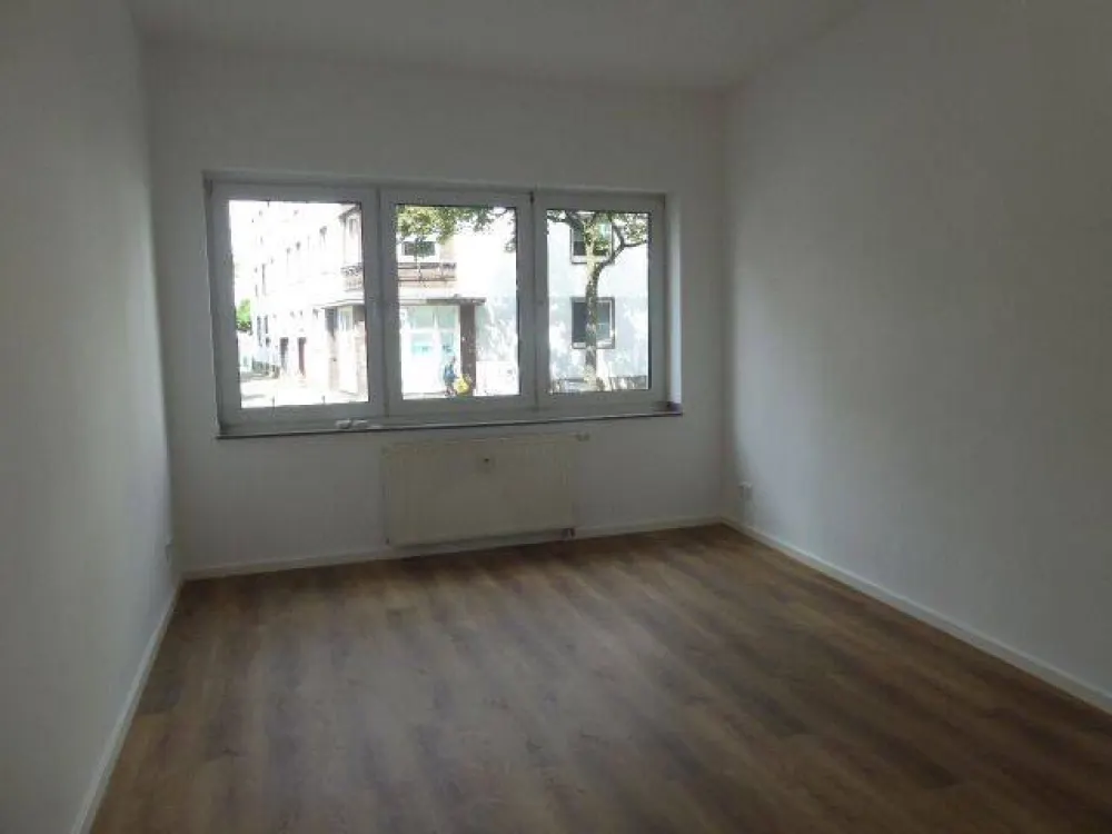 EXKLUSIV TOTALSANIERT BALKON WANNENBAD SEP. WC KOMPL. VINYL HOCHPARTERRE PKW-STELLPLÄTZE OBERBILK