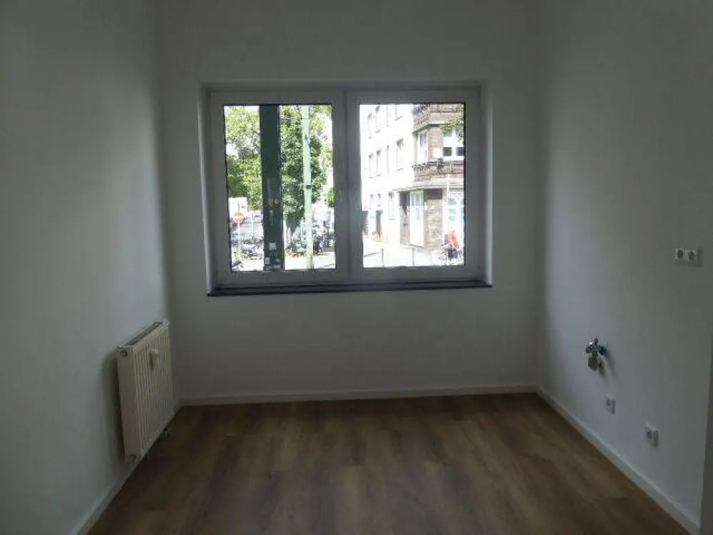 EXKLUSIV TOTALSANIERT BALKON WANNENBAD SEP. WC KOMPL. VINYL HOCHPARTERRE PKW-STELLPLÄTZE OBERBILK
