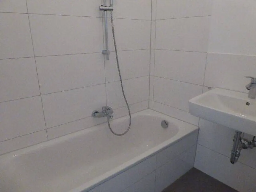 EXKLUSIV TOTALSANIERT BALKON WANNENBAD SEP. WC KOMPL. VINYL HOCHPARTERRE PKW-STELLPLÄTZE OBERBILK