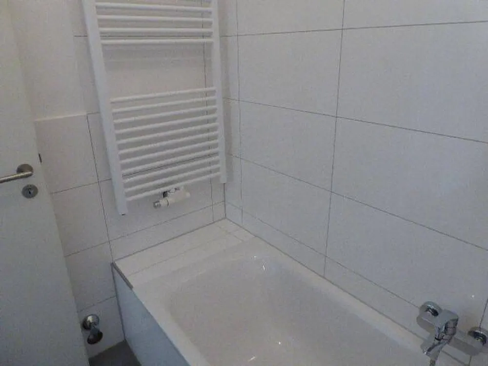 EXKLUSIV TOTALSANIERT BALKON WANNENBAD SEP. WC KOMPL. VINYL HOCHPARTERRE PKW-STELLPLÄTZE OBERBILK