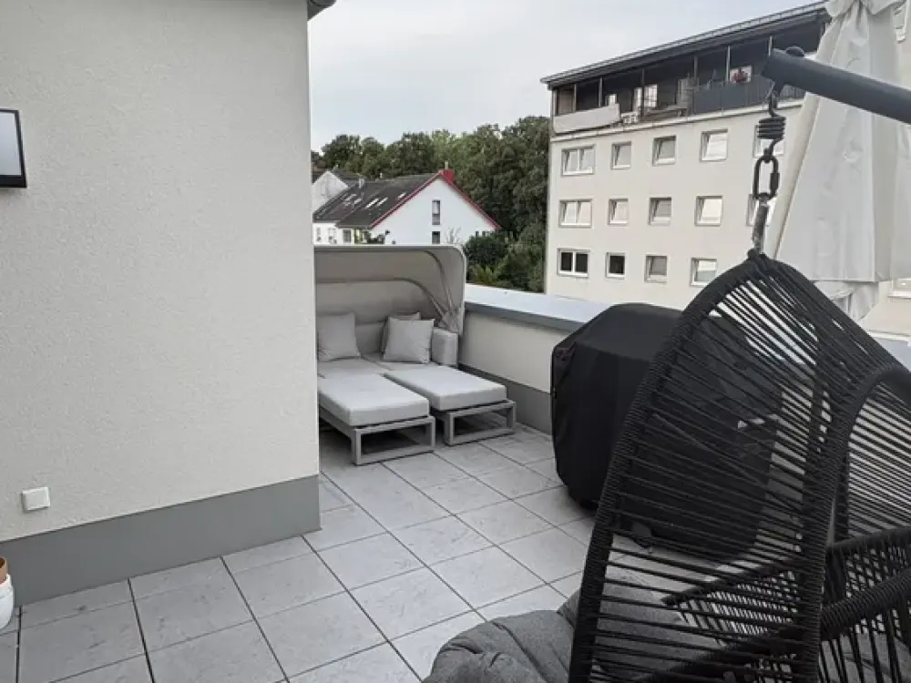 Nearly New 3-Room Apartment with Large Sunny Balcony in Köln-Poll
