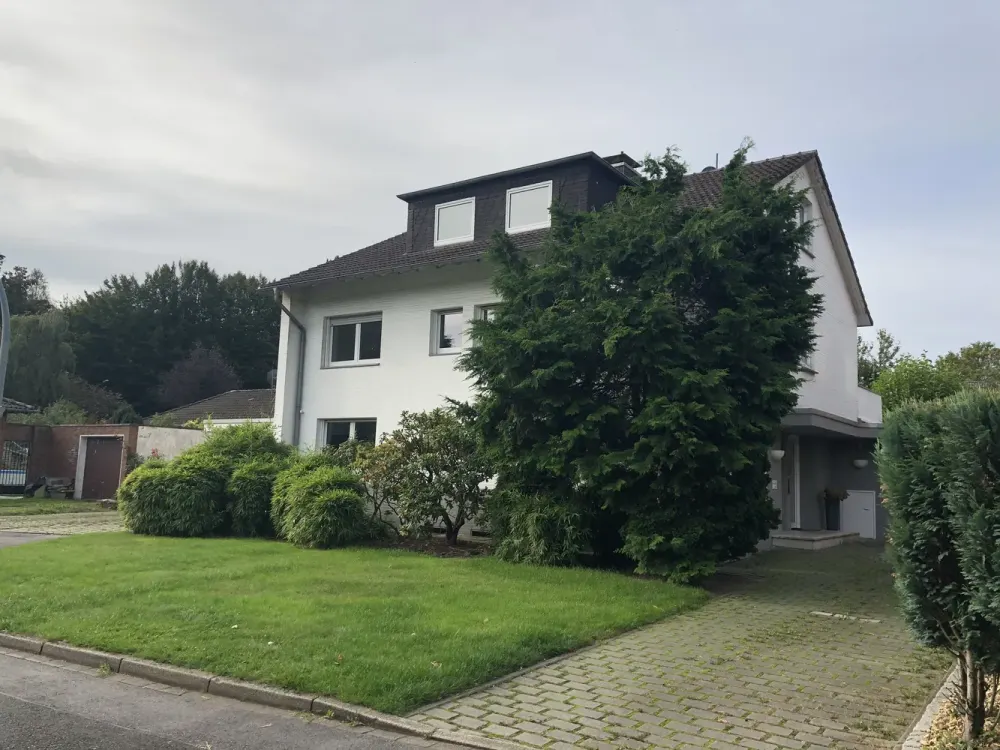 Bestwohnlage ! Große Maisonette-Mietwohnung im 1+2 OG. ca. 144 Wfl., große Terrasse u. Großgarage.