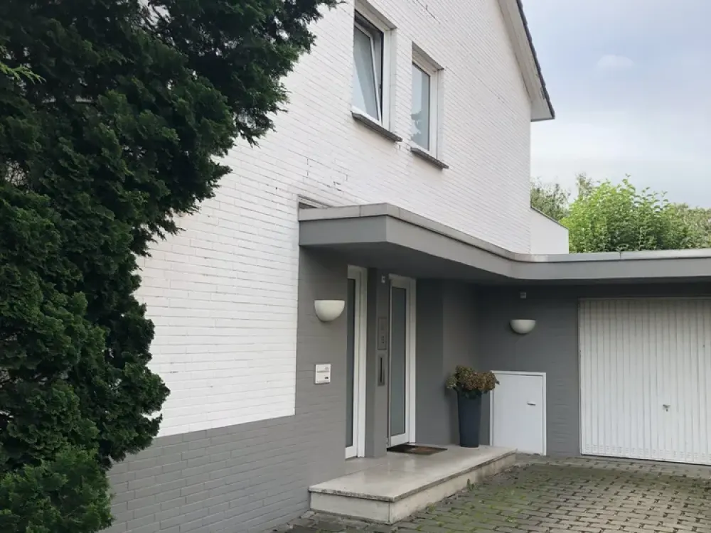 Bestwohnlage ! Große Maisonette-Mietwohnung im 1+2 OG. ca. 144 Wfl., große Terrasse u. Großgarage.