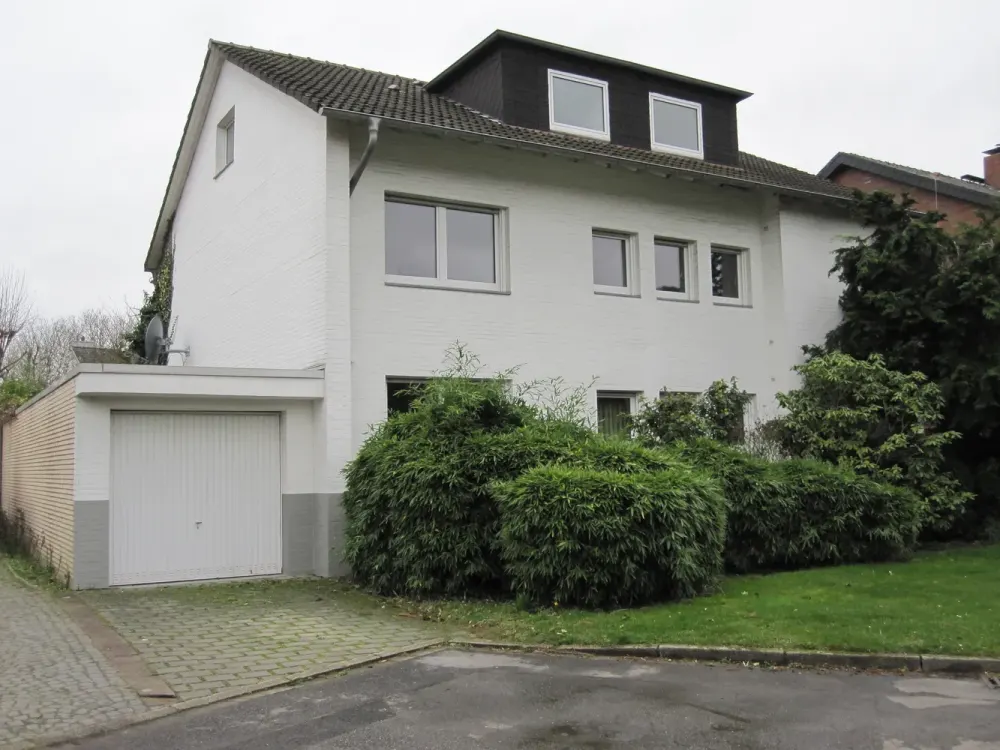 Bestwohnlage ! Große Maisonette-Mietwohnung im 1+2 OG. ca. 144 Wfl., große Terrasse u. Großgarage.
