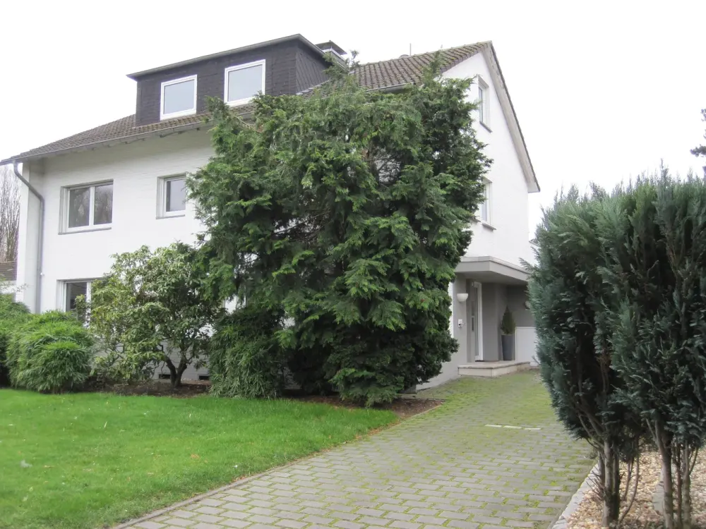 Bestwohnlage ! Große Maisonette-Mietwohnung im 1+2 OG. ca. 144 Wfl., große Terrasse u. Großgarage.