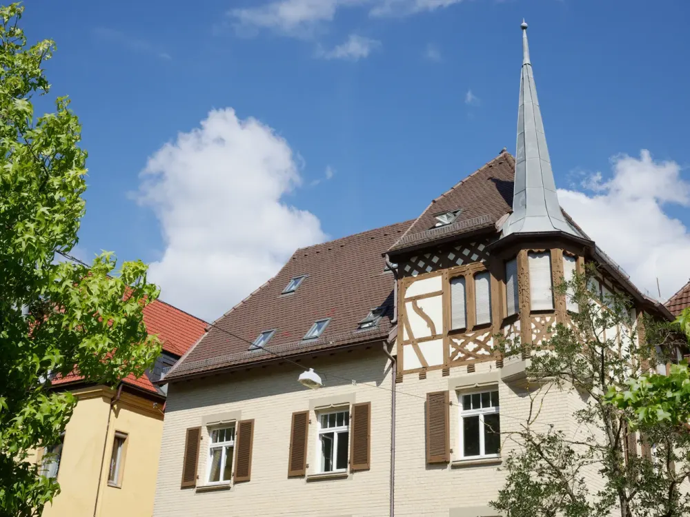 3-Zimmer-Maisonette unterm Dach: sanierter Altbau von 1903 mit zwei Kellerräumen, Stuttgart-Süd