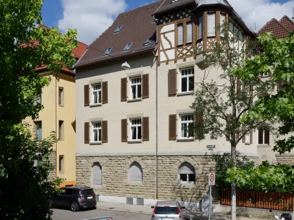 3-Zimmer-Maisonette unterm Dach: sanierter Altbau von 1903 mit zwei Kellerräumen, Stuttgart-Süd