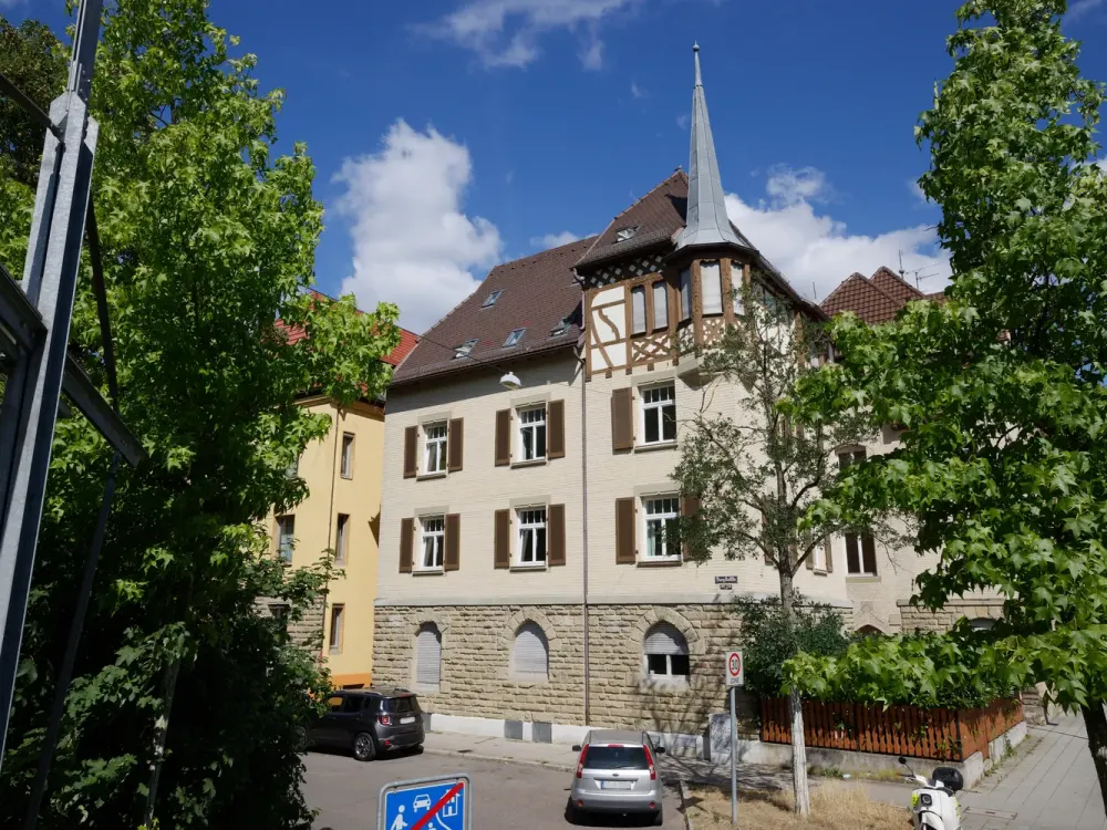 3-Zimmer-Maisonette unterm Dach: sanierter Altbau von 1903 mit zwei Kellerräumen, Stuttgart-Süd