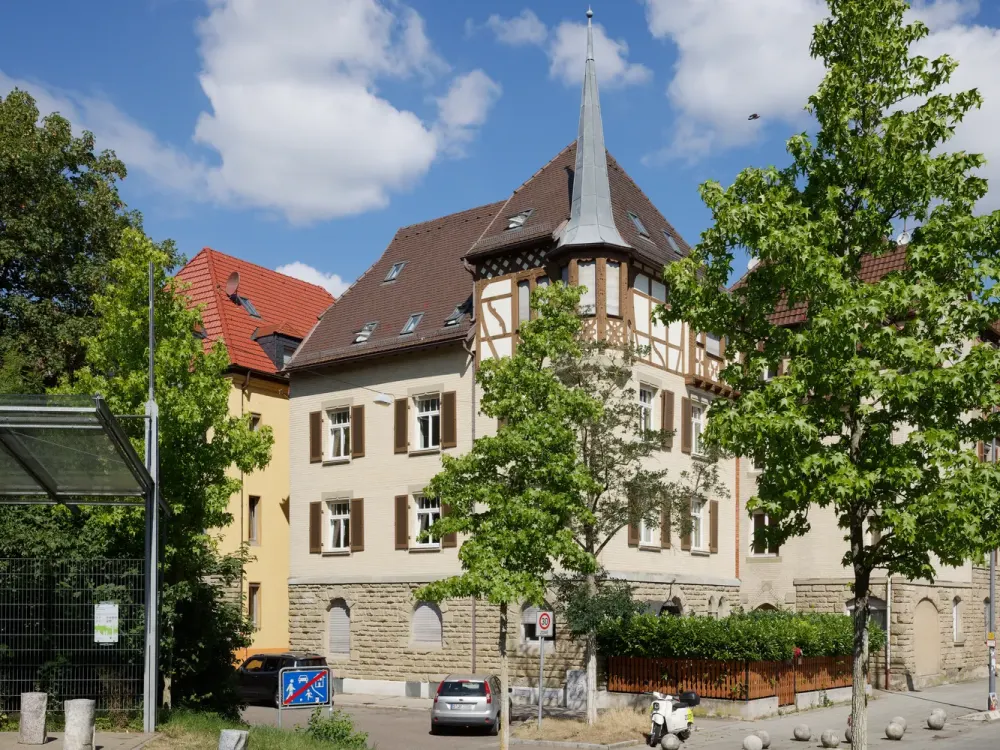 3-Zimmer-Maisonette unterm Dach: sanierter Altbau von 1903 mit zwei Kellerräumen, Stuttgart-Süd