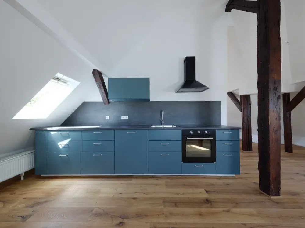 3-Zimmer-Maisonette unterm Dach: sanierter Altbau von 1903 mit zwei Kellerräumen, Stuttgart-Süd