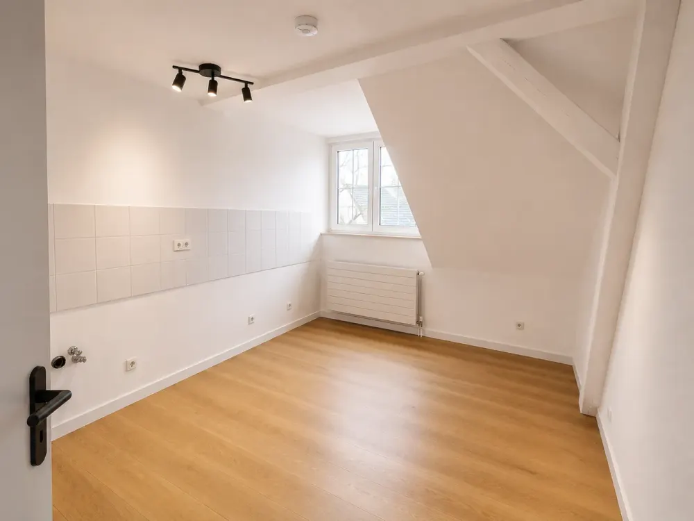ERSTBEZUG NACH RENOVIERUNG - 4-Zimmer Wohnung im Stadtzentrum (WG geeignet)