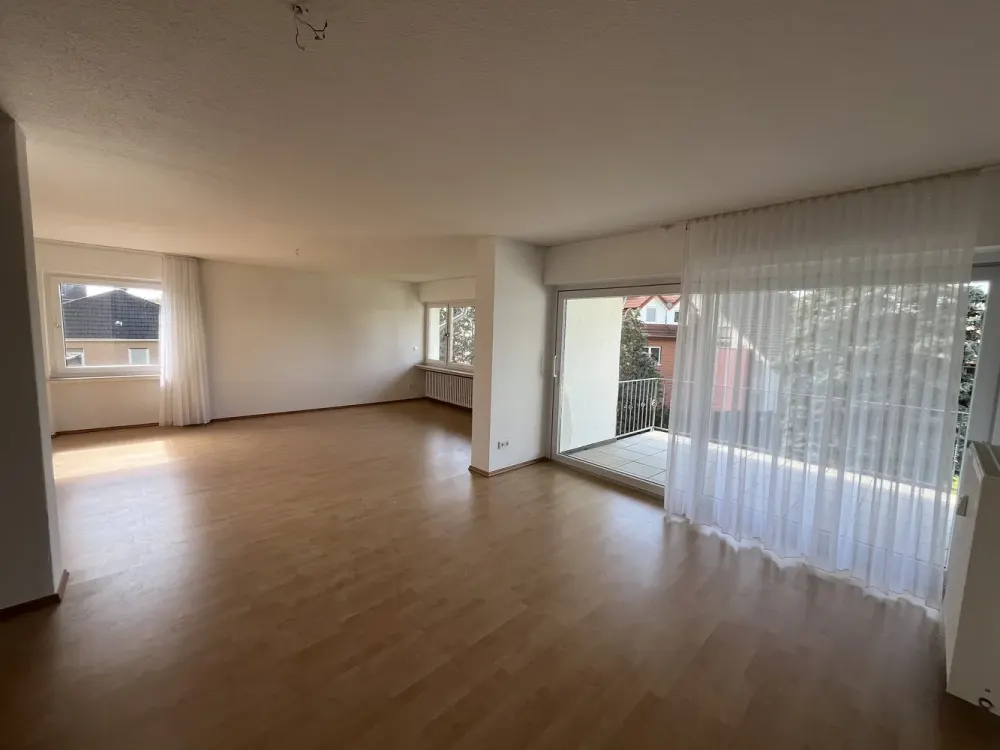 Lichtdurchflutete 3,5 Zimmer Wohnung mit Balkon in Paderborn