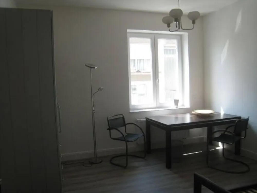 Möbliertes WG-Zimmer in Frankfurt Griesheim 1. rechts, Komplettrenovierung, zu vermieten